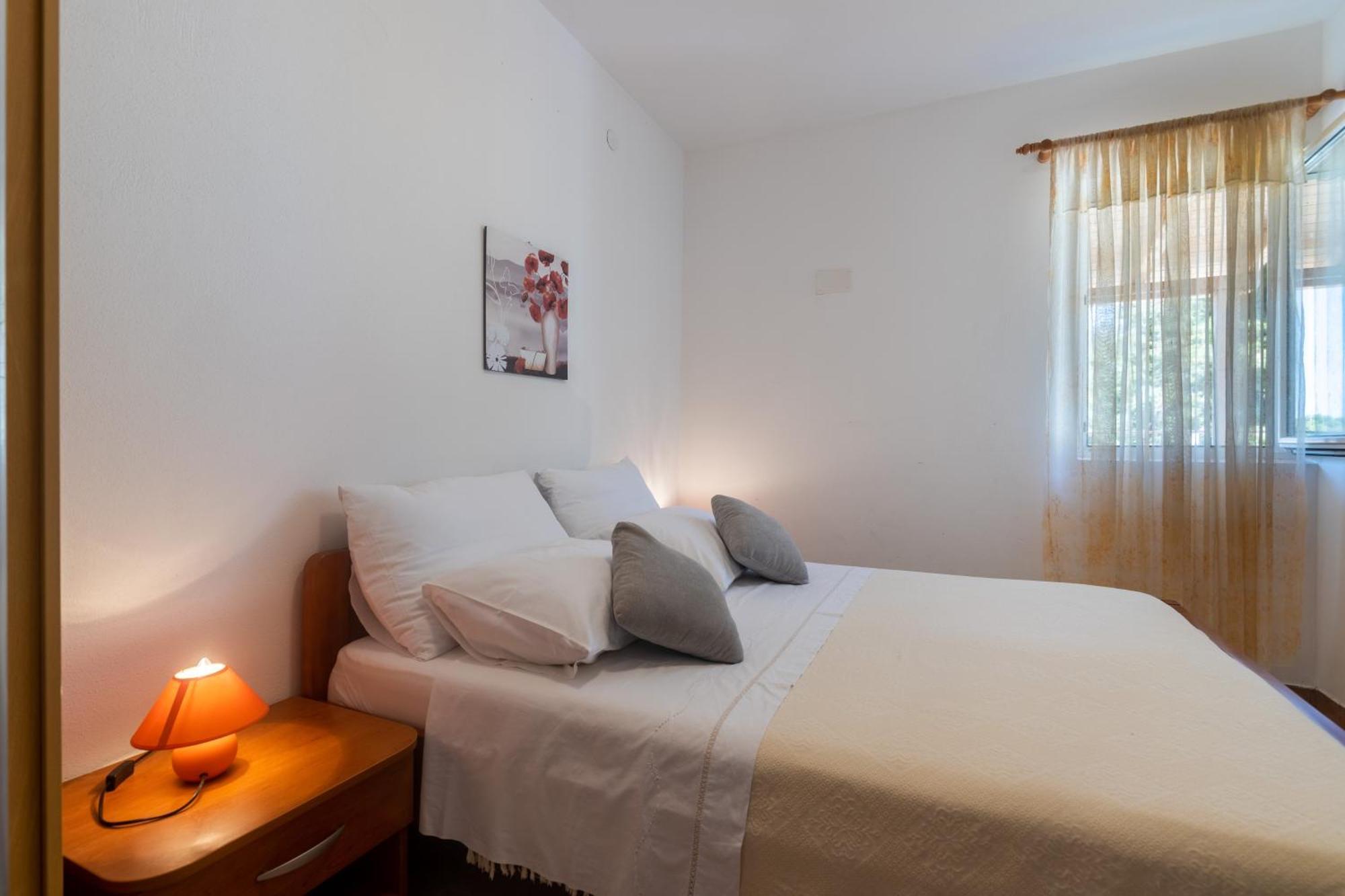 Apartments With A Parking Space Ivan Dolac, Hvar - 15784 Стая снимка
