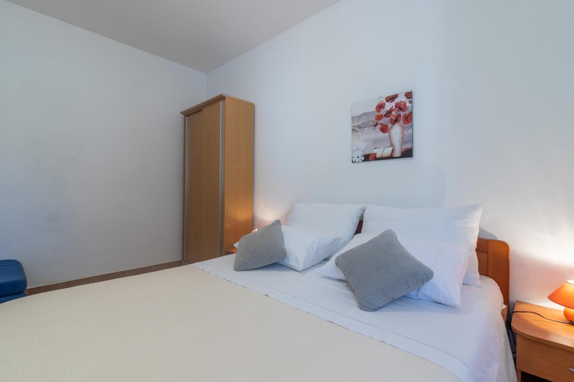 Apartments With A Parking Space Ivan Dolac, Hvar - 15784 Стая снимка